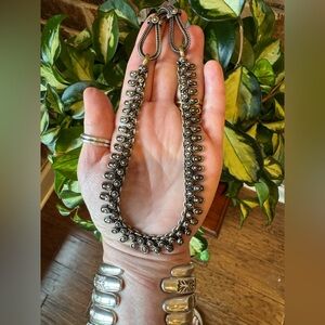 Lovely Vintage Intricately Designed Silver Scalloped Disc Collar Necklace